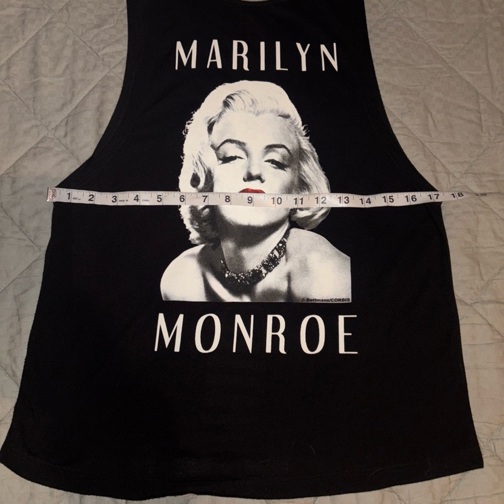 Marilyn Monroe collection
￼ size large
￼ cut off black tank top
￼ mint condition - Picture 9 of 13